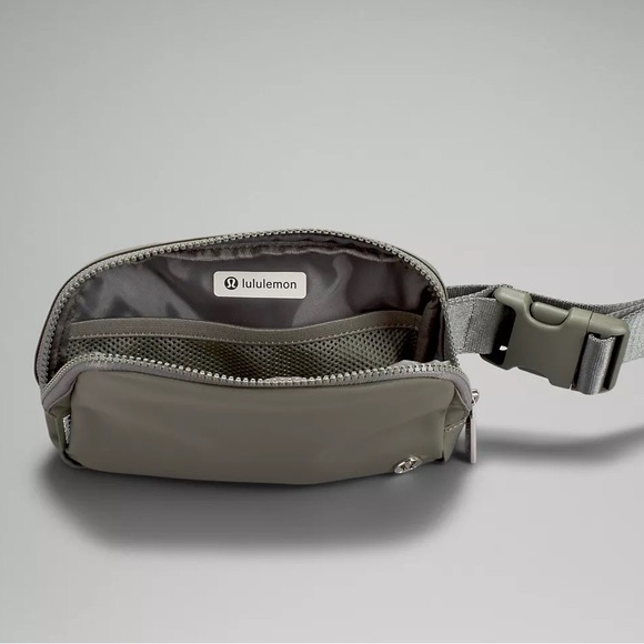 NWT Lululemon Everywhere Belt Bag 1L - Picture 2 of 8